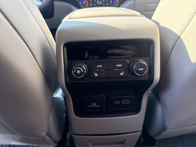 Used 2023 GMC Acadia SLT w/ Technology Package FWD image 12