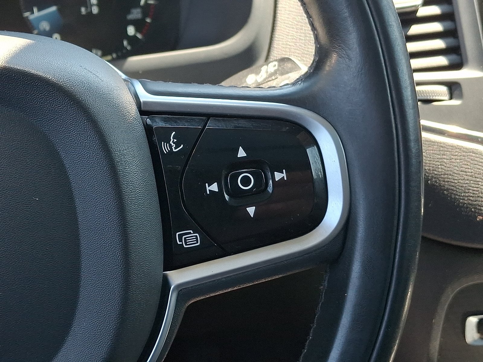 Used 2020 Volvo XC90 T5 Momentum AWD/4WD image 25