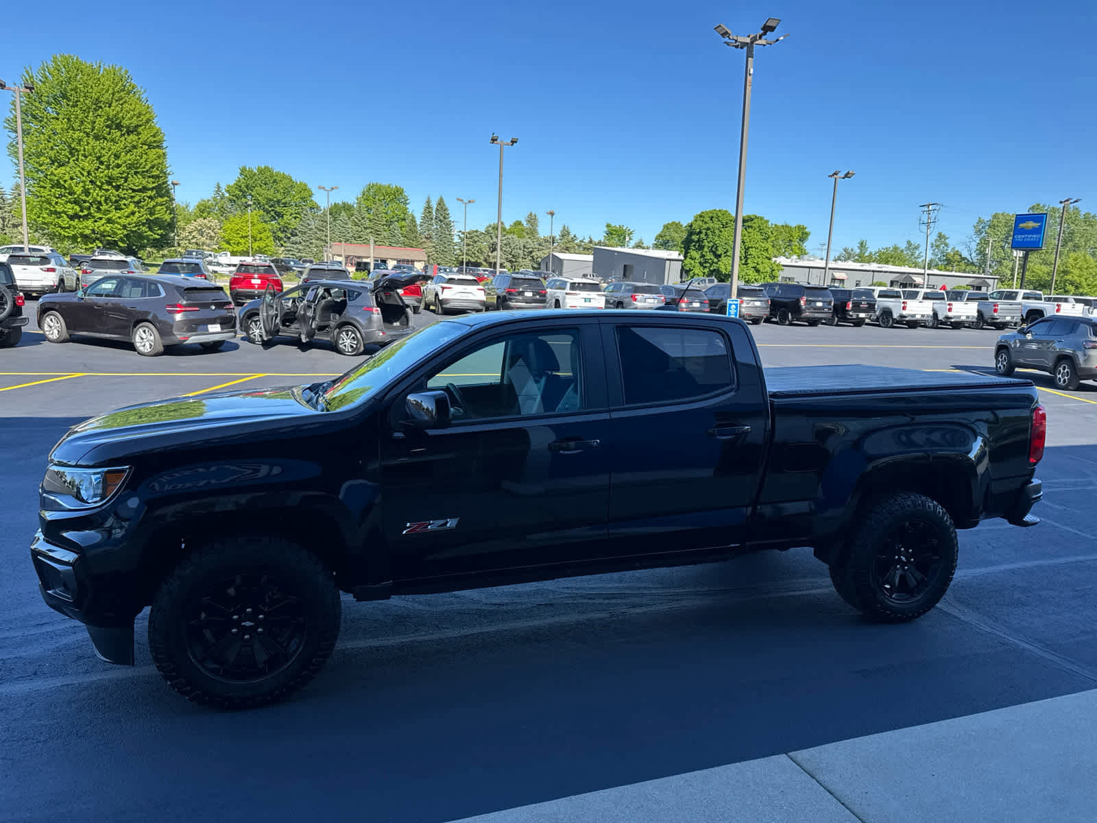 Used 2022 Chevrolet Colorado Z71 w/ Z71 Midnight Edition AWD/4WD image 11