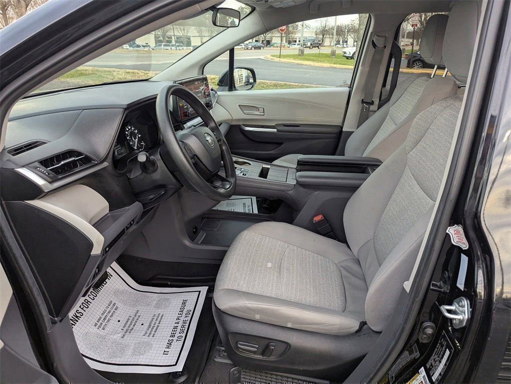 Used 2024 Toyota Sienna LE image 13