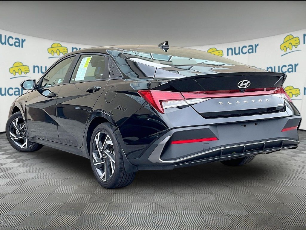 Used 2025 Hyundai Elantra SEL FWD image 4