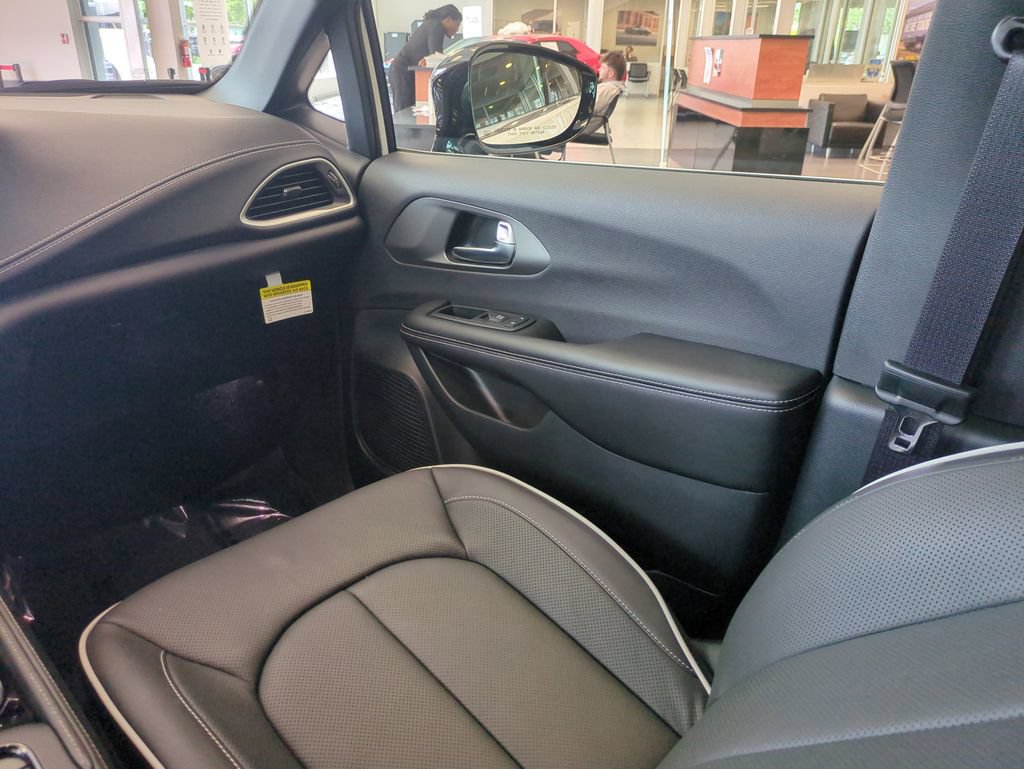 New 2027 Chrysler Pacifica Limited FWD image 16