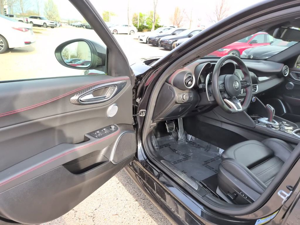 Used 2023 Alfa Romeo Giulia Estrema AWD/4WD image 21