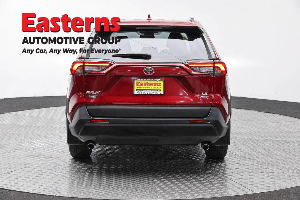 Used 2021 Toyota RAV4 LE AWD/4WD image 8
