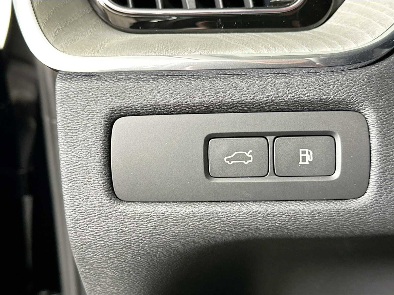 Certified 2025 Volvo XC60 T8 Ultra w/ Protection Package Premier image 8