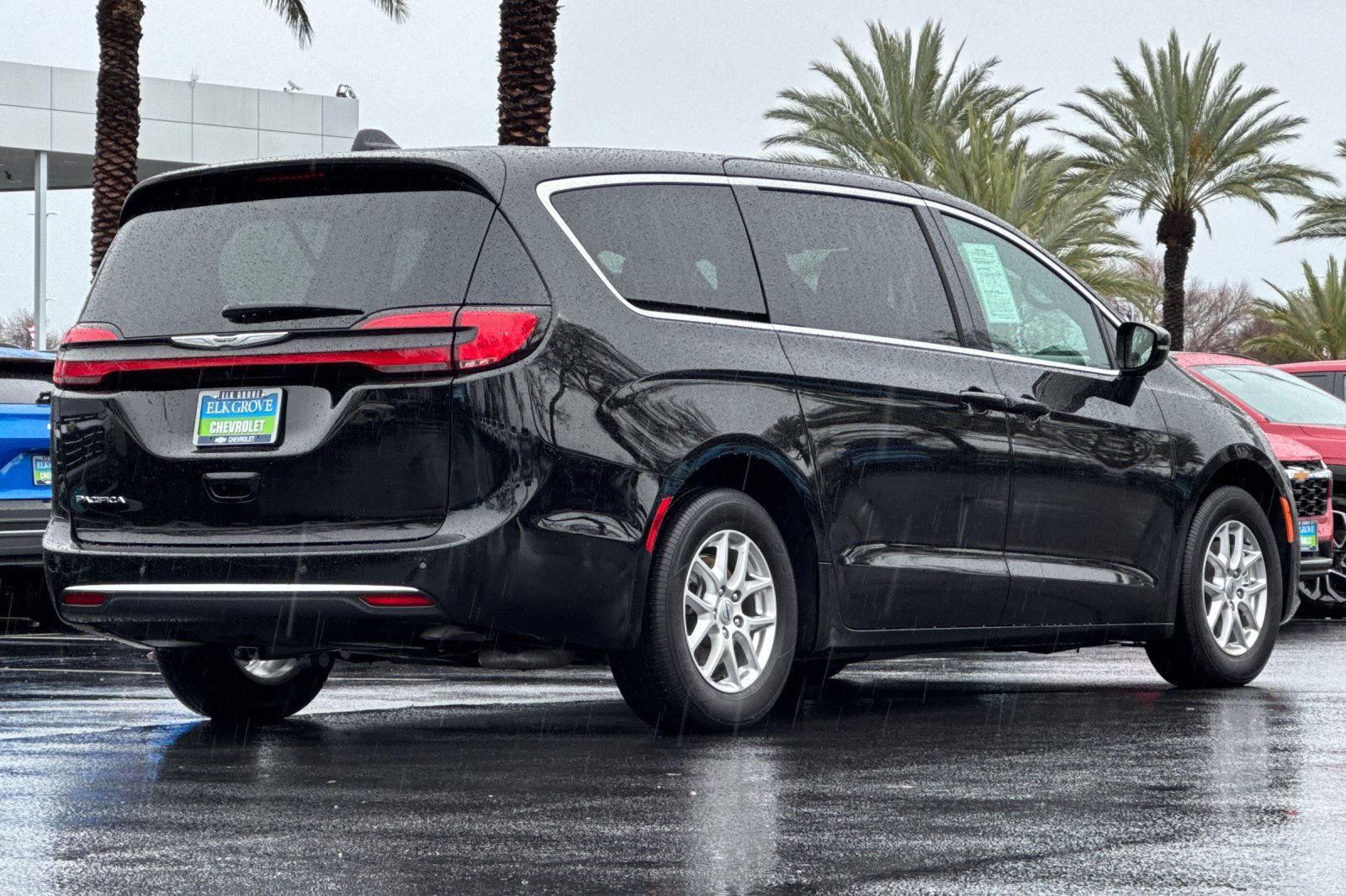 Used 2025 Chrysler Pacifica Select FWD image 3