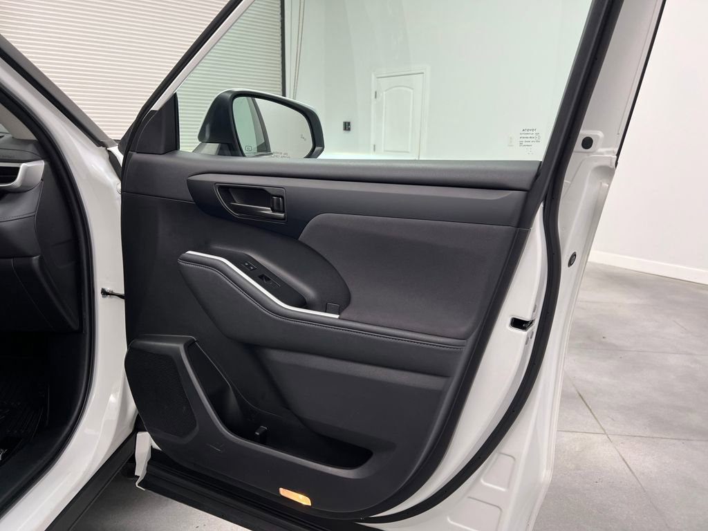 Used 2023 Toyota Highlander LE image 36