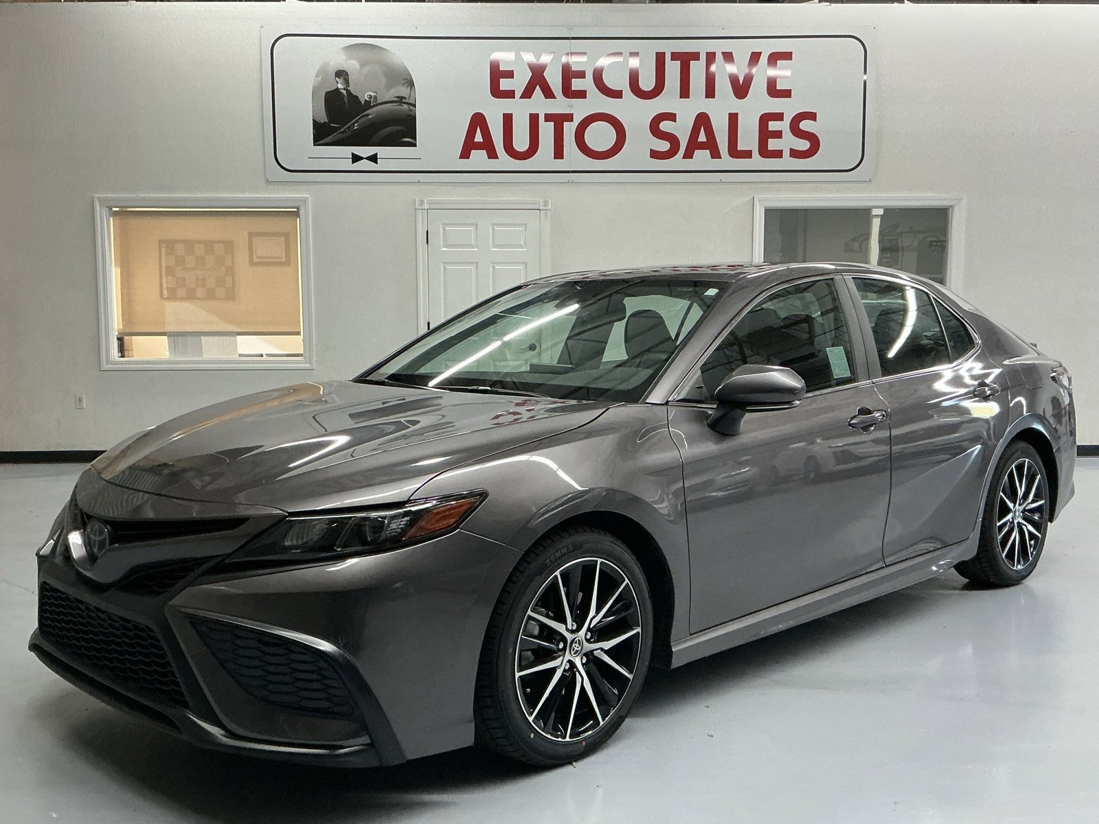 Used 2023 Toyota Camry SE image 1