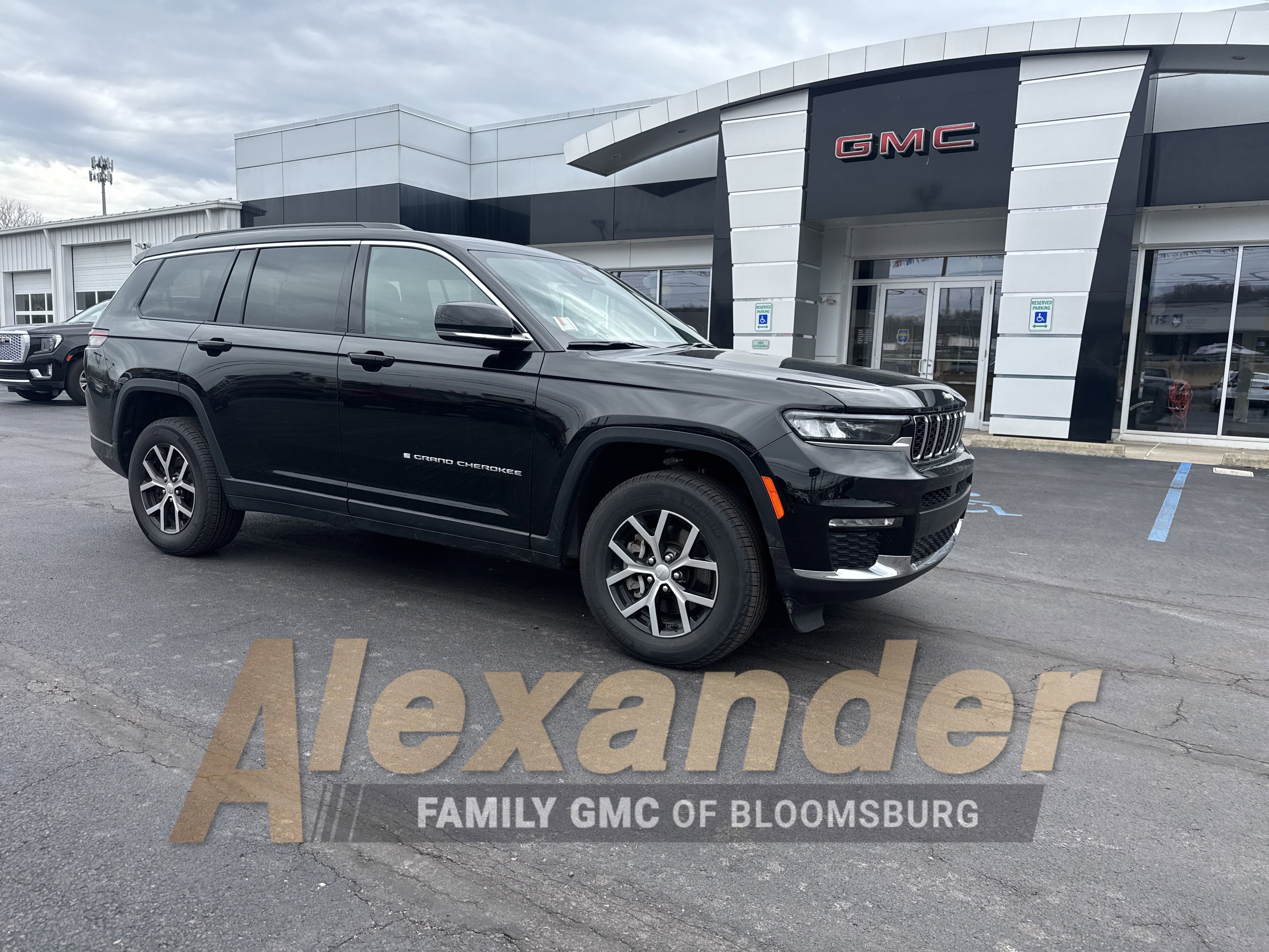 Used 2025 Jeep Grand Cherokee L Limited AWD/4WD image 1