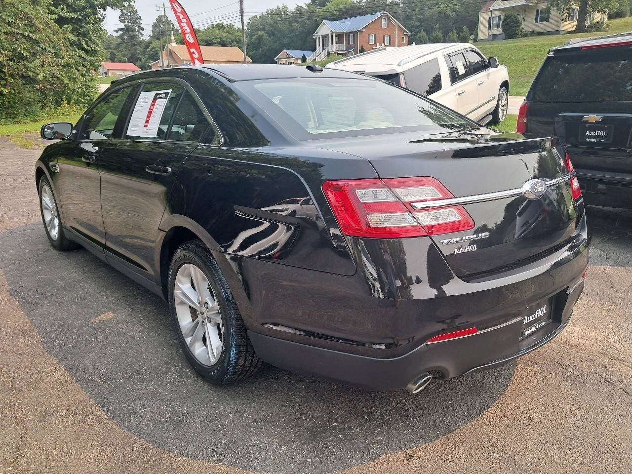 Used 2017 Ford Taurus SE FWD image 6
