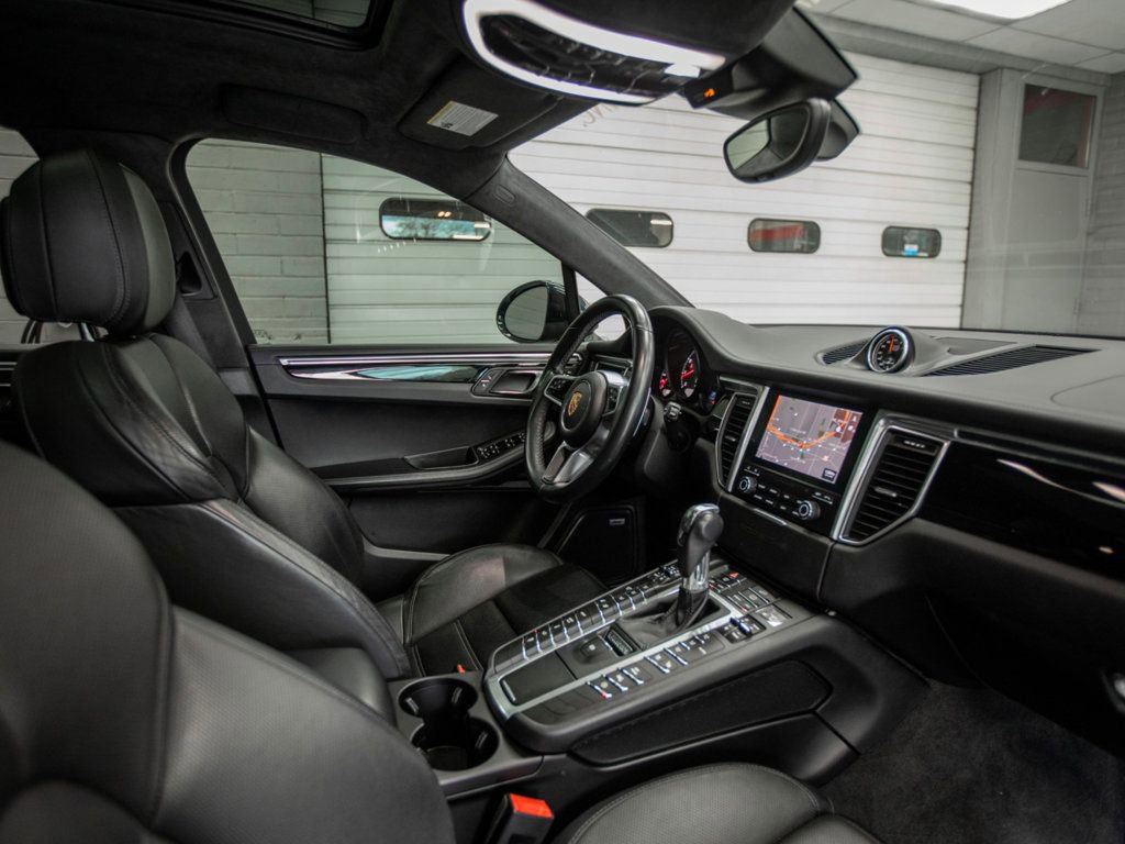 Used 2017 Porsche Macan Turbo AWD/4WD image 16