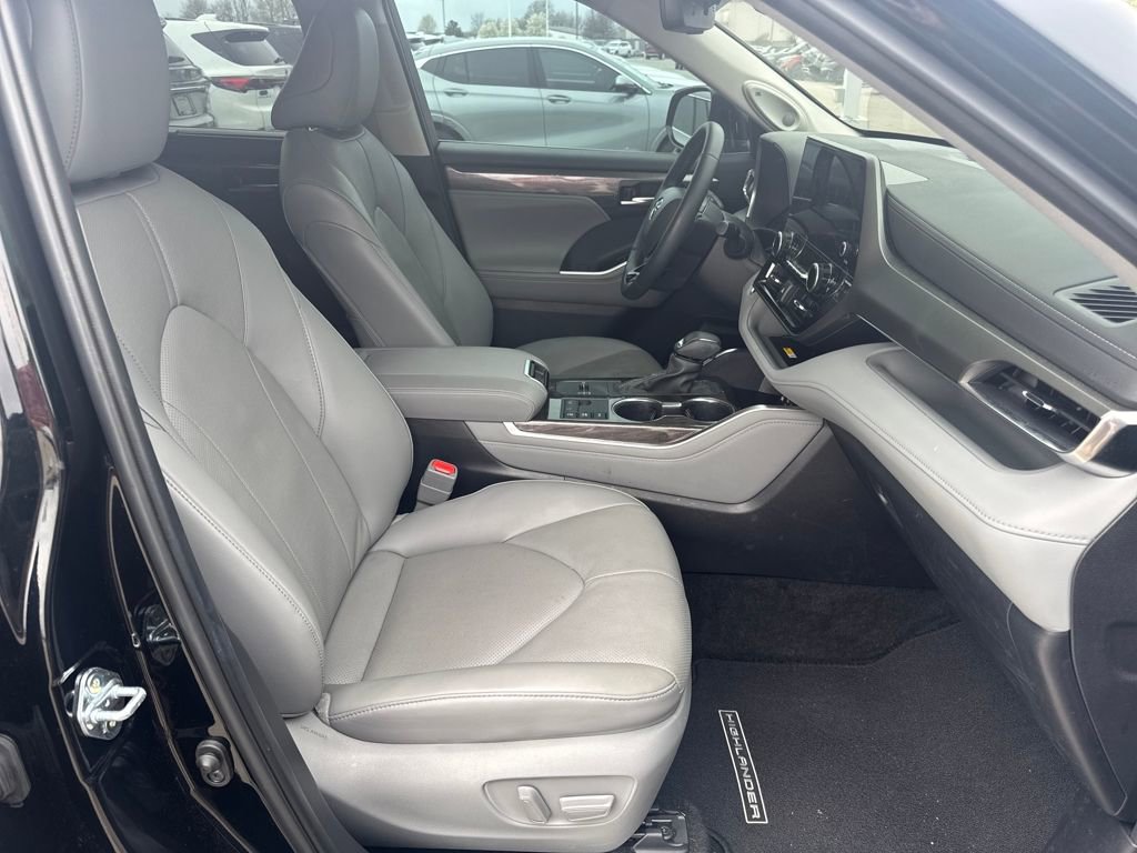 Used 2025 Toyota Highlander Limited image 12
