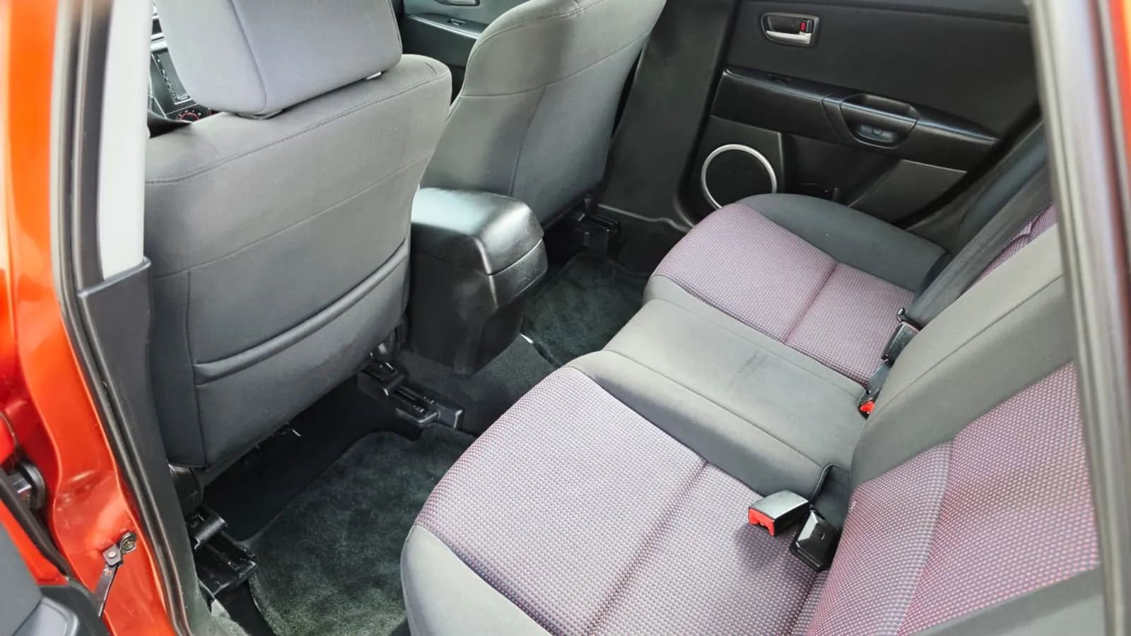 Used 2004 MAZDA MAZDA3 s FWD image 10