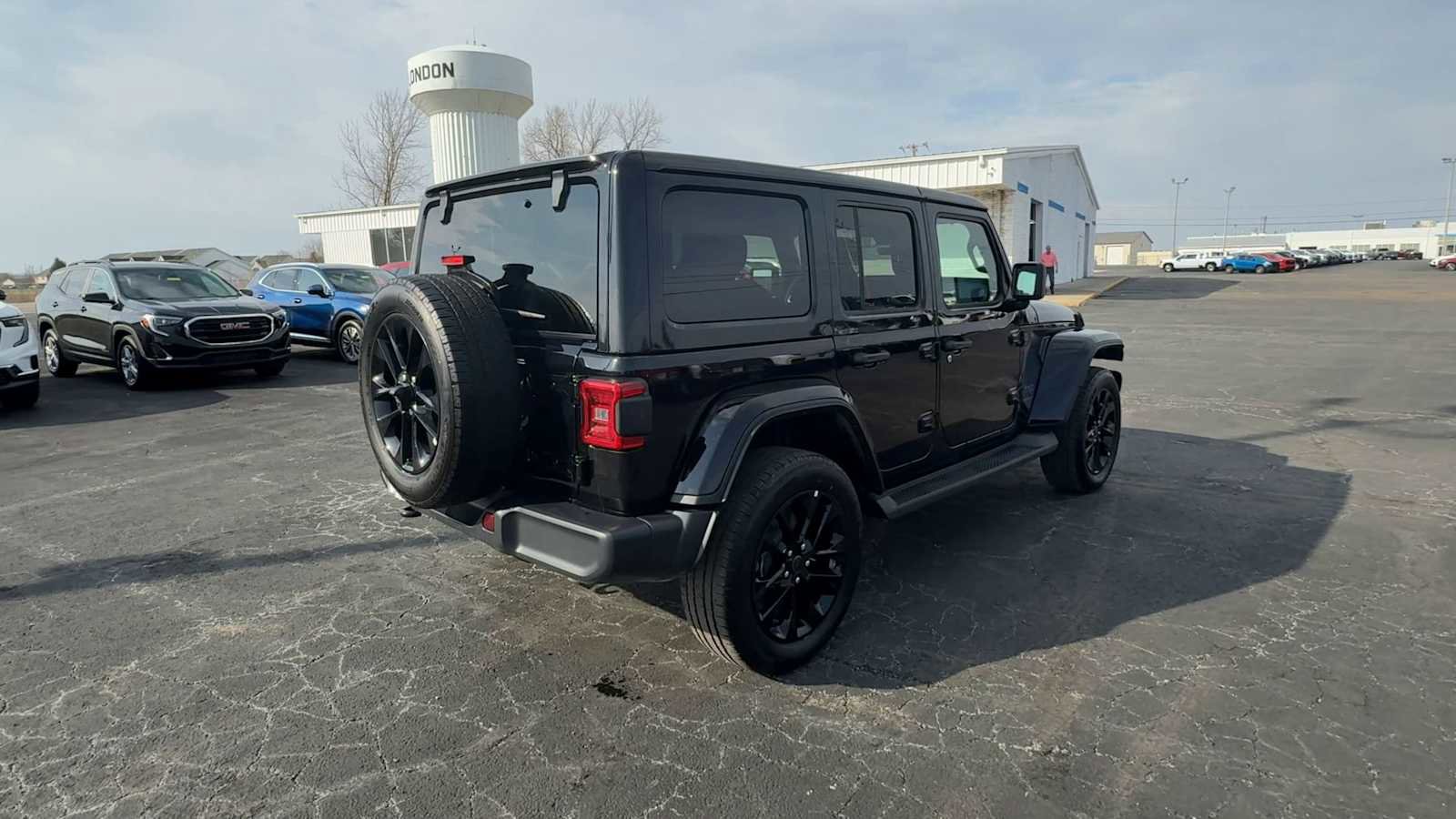 Used 2025 Jeep Wrangler Unlimited Sahara AWD/4WD image 8