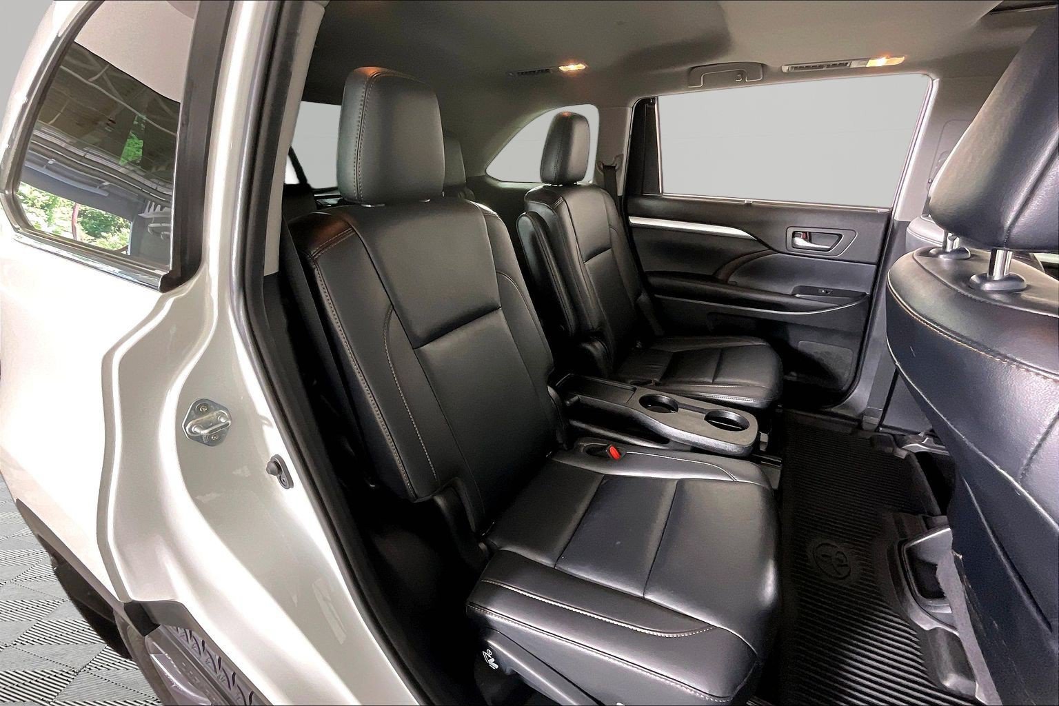 Used 2019 Toyota Highlander XLE AWD/4WD image 25