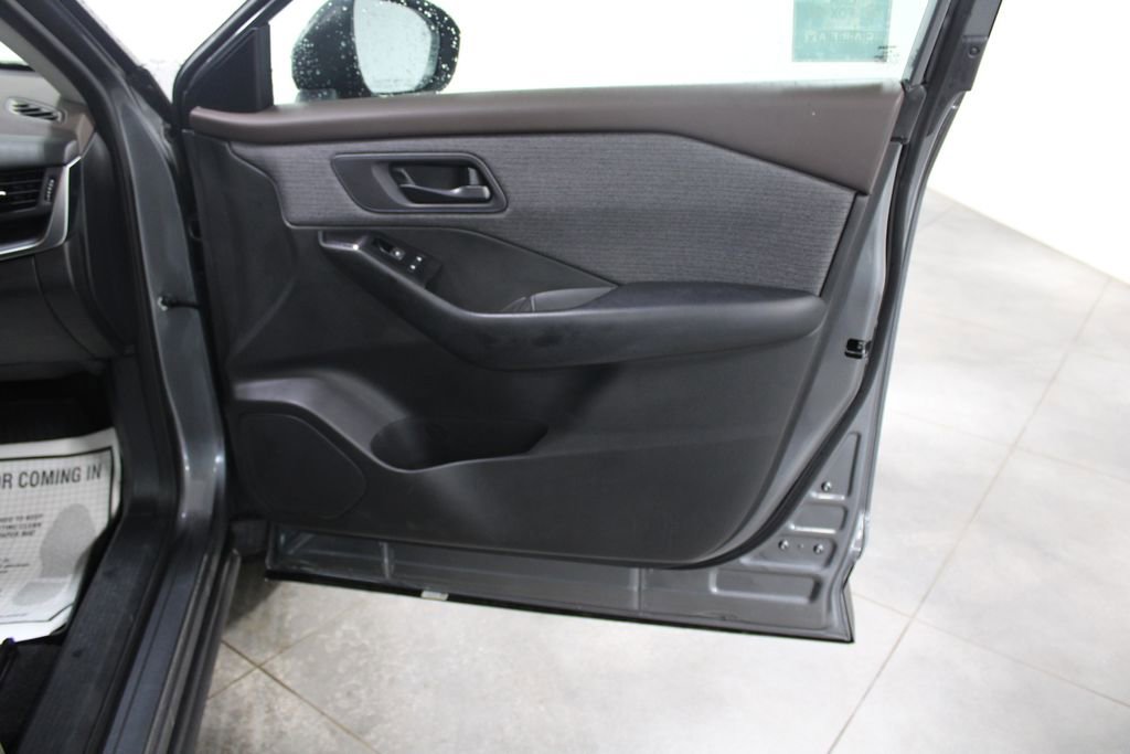 Used 2023 Nissan Rogue S image 28