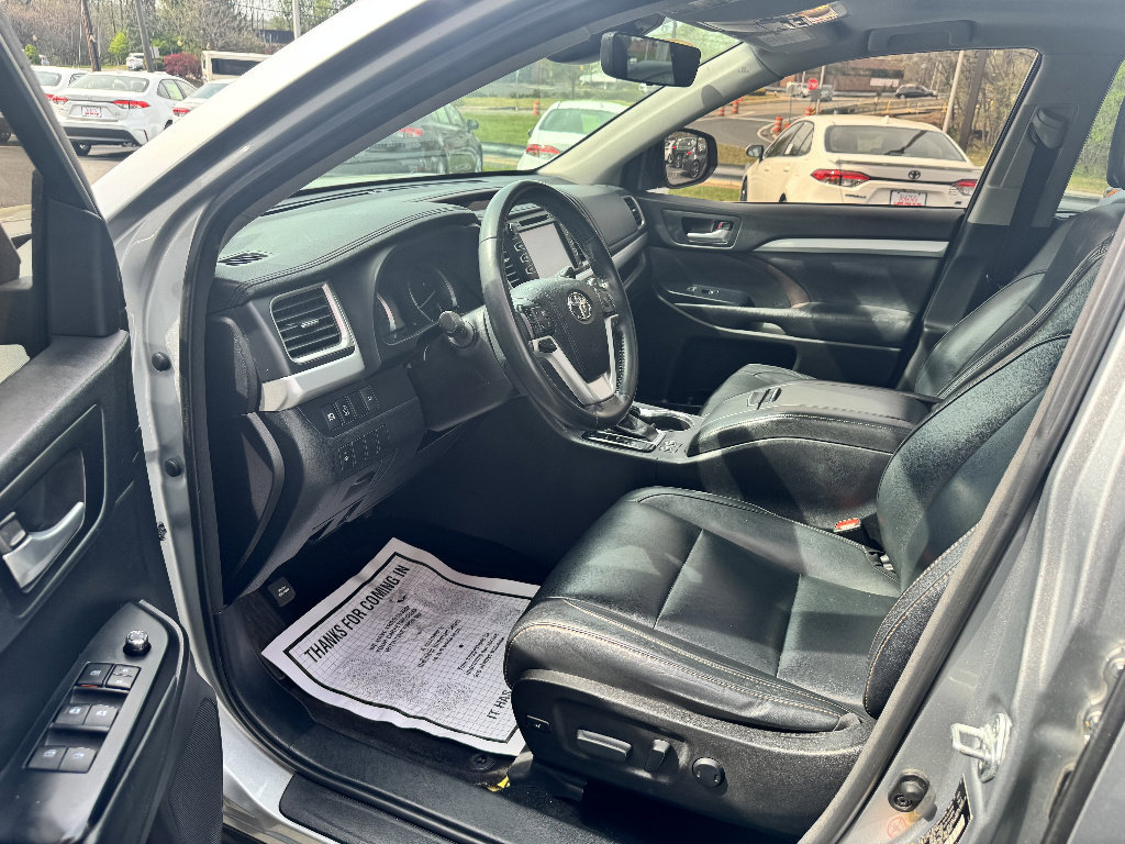 Used 2017 Toyota Highlander XLE w/ Carpet Mat Package AWD/4WD image 8