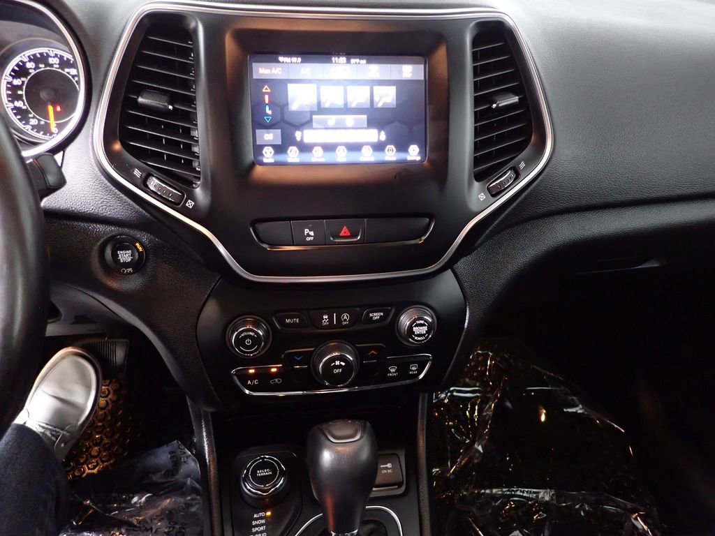 Used 2019 Jeep Cherokee Latitude Plus w/ Cold Weather Group AWD/4WD image 28