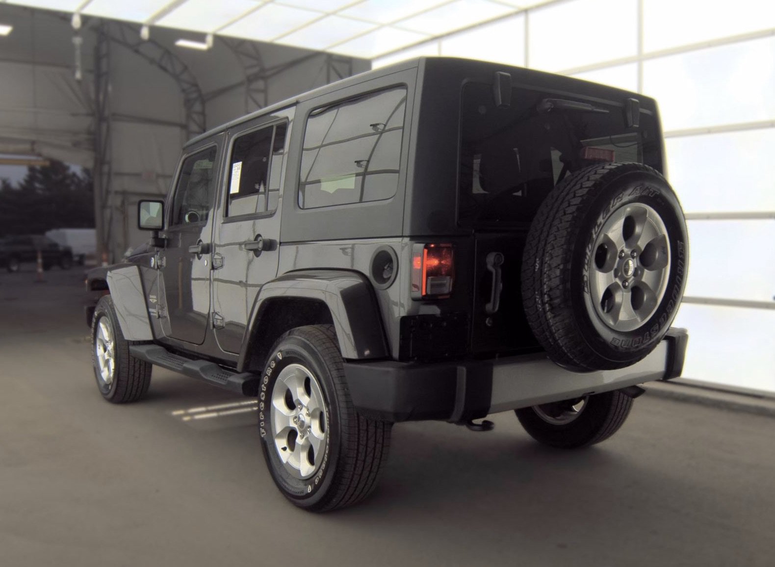 Used 2014 Jeep Wrangler Unlimited Sahara w/ Dual Top Group AWD/4WD image 4