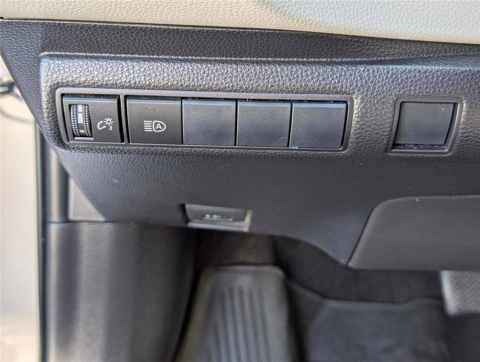 Used 2020 Toyota Corolla L image 18