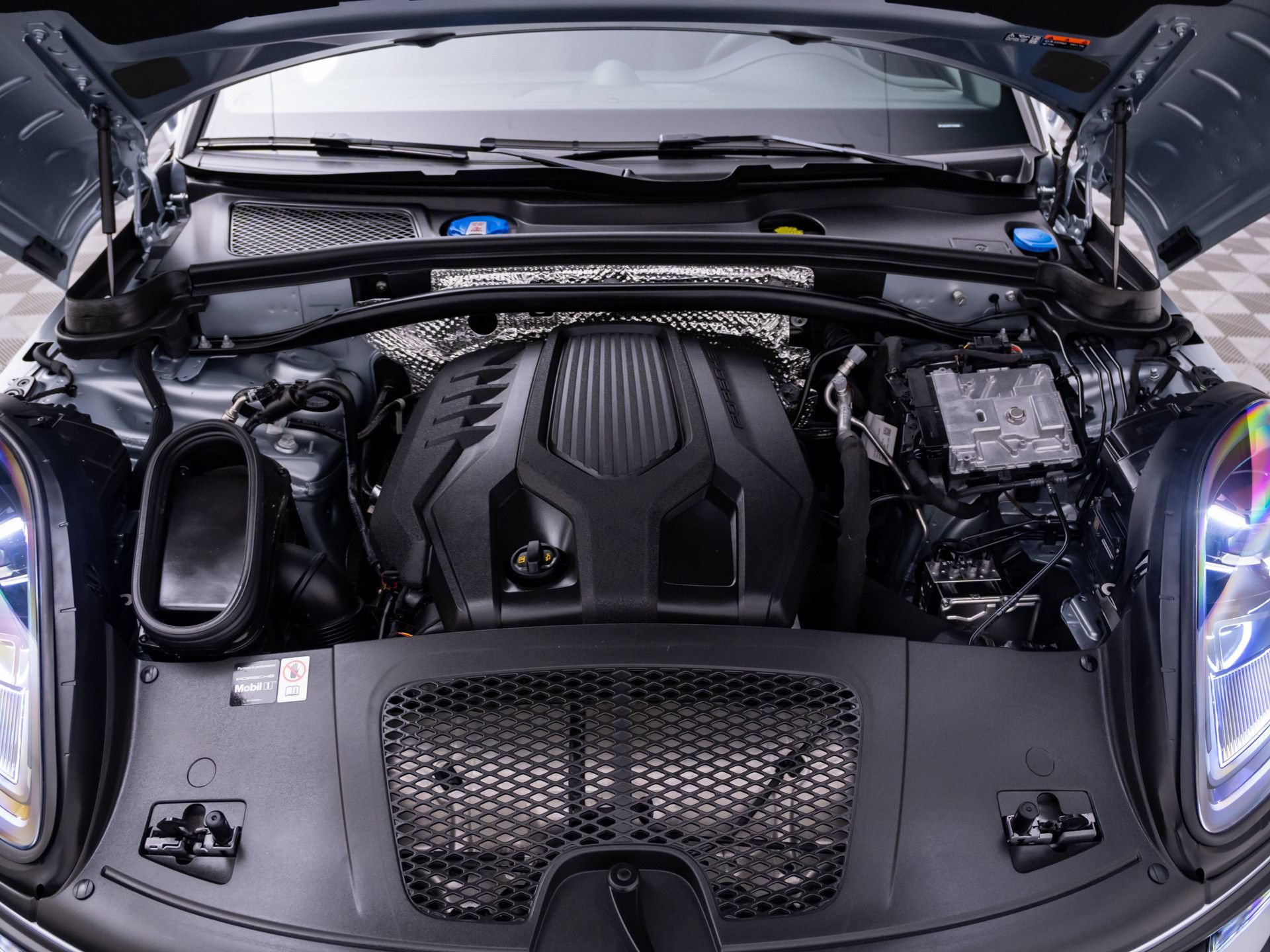 Certified 2026 Porsche Macan AWD/4WD image 31