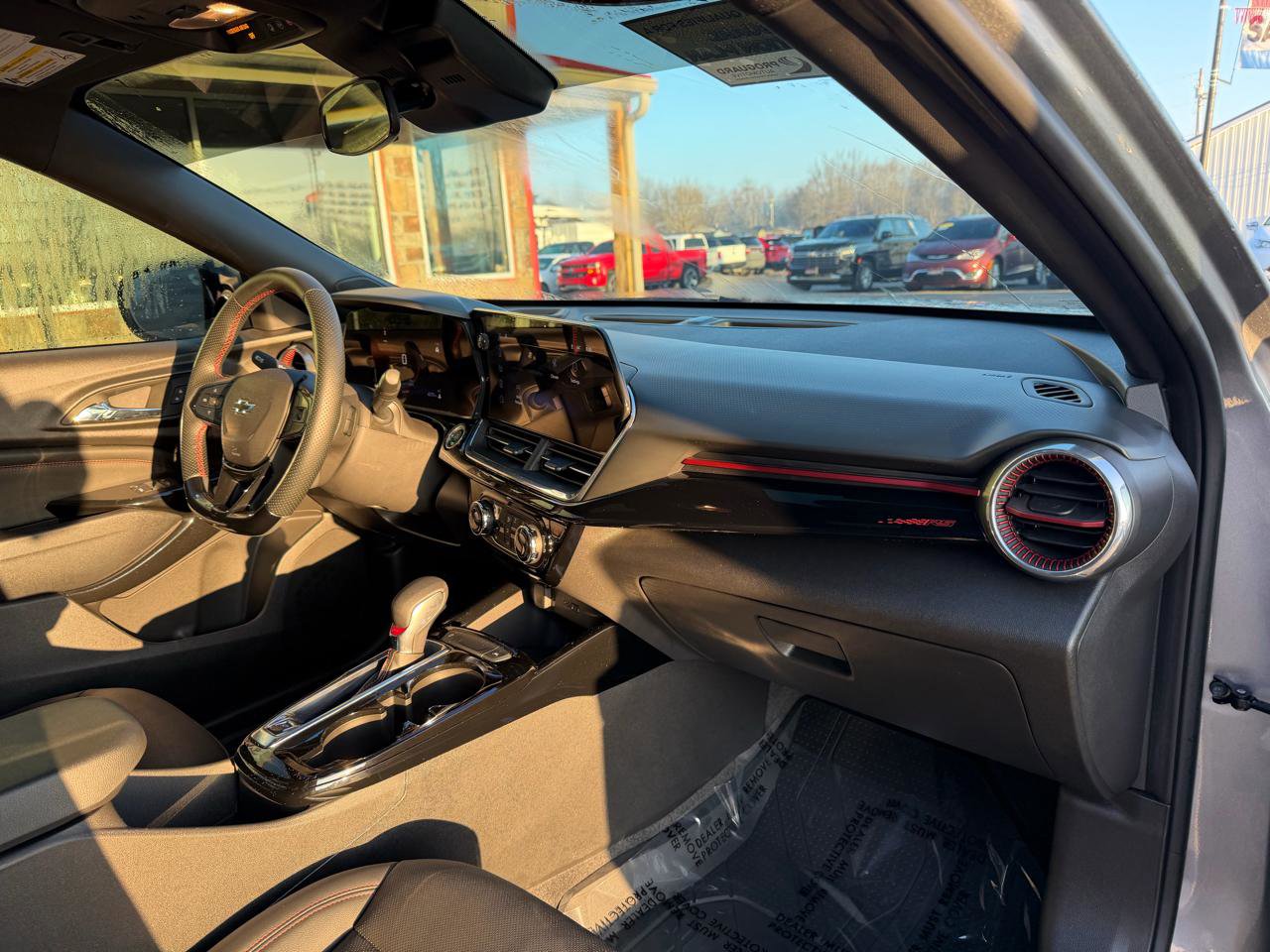 Used 2025 Chevrolet Trax RS w/ Driver Confidence Package image 21