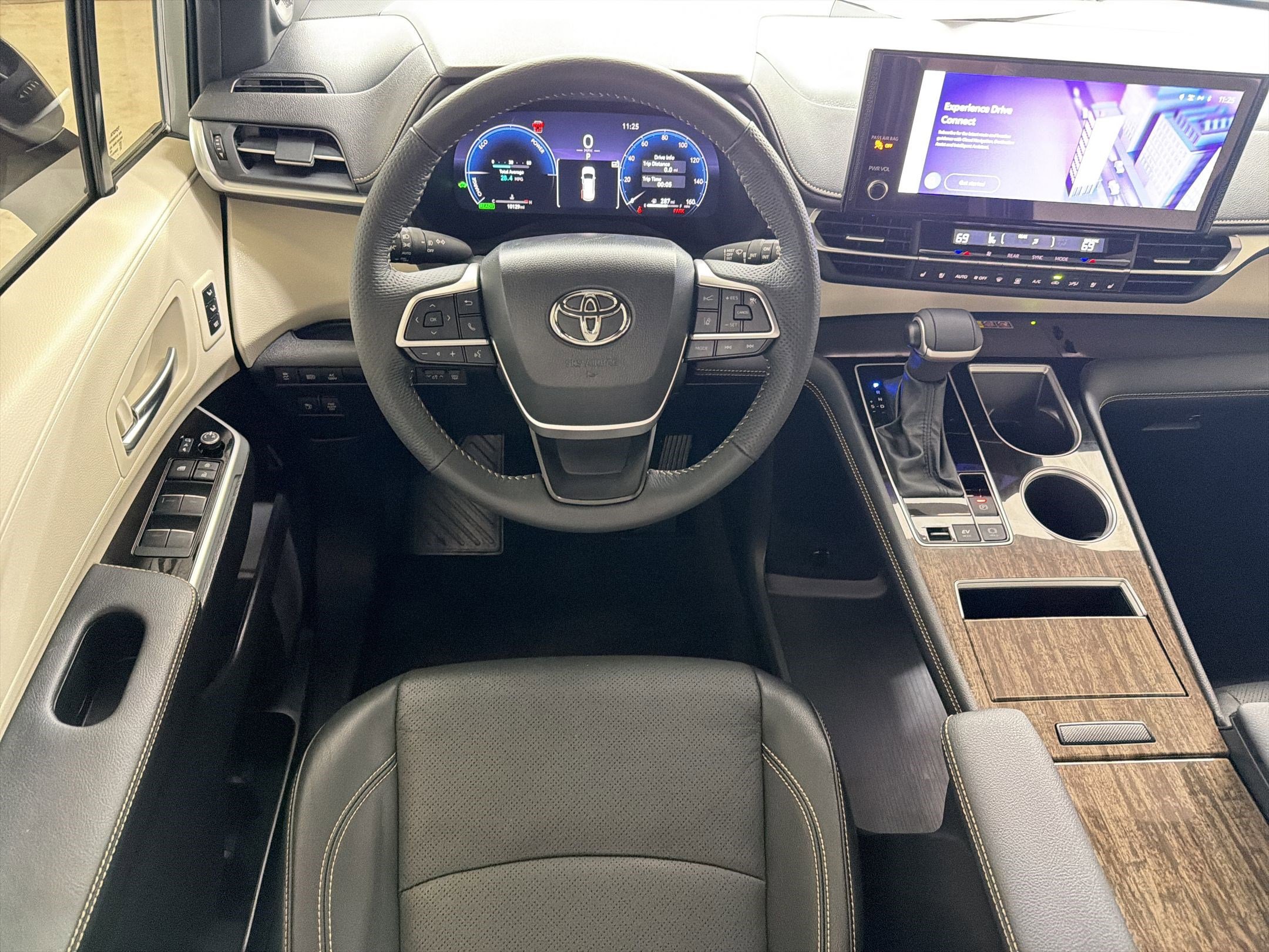 Used 2025 Toyota Sienna Limited image 26