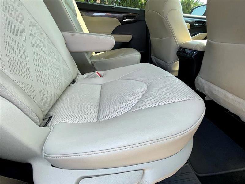 Used 2024 Toyota Highlander LE image 25