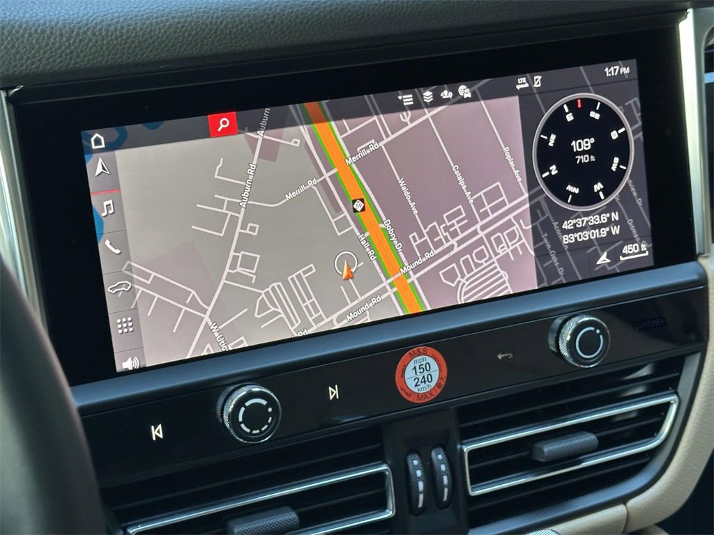 Used 2025 Porsche Macan image 25