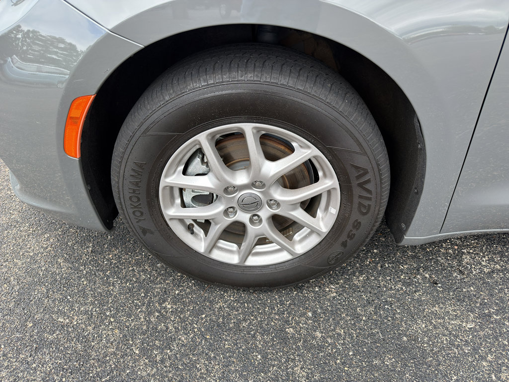 Used 2025 Chrysler Pacifica Select FWD image 20