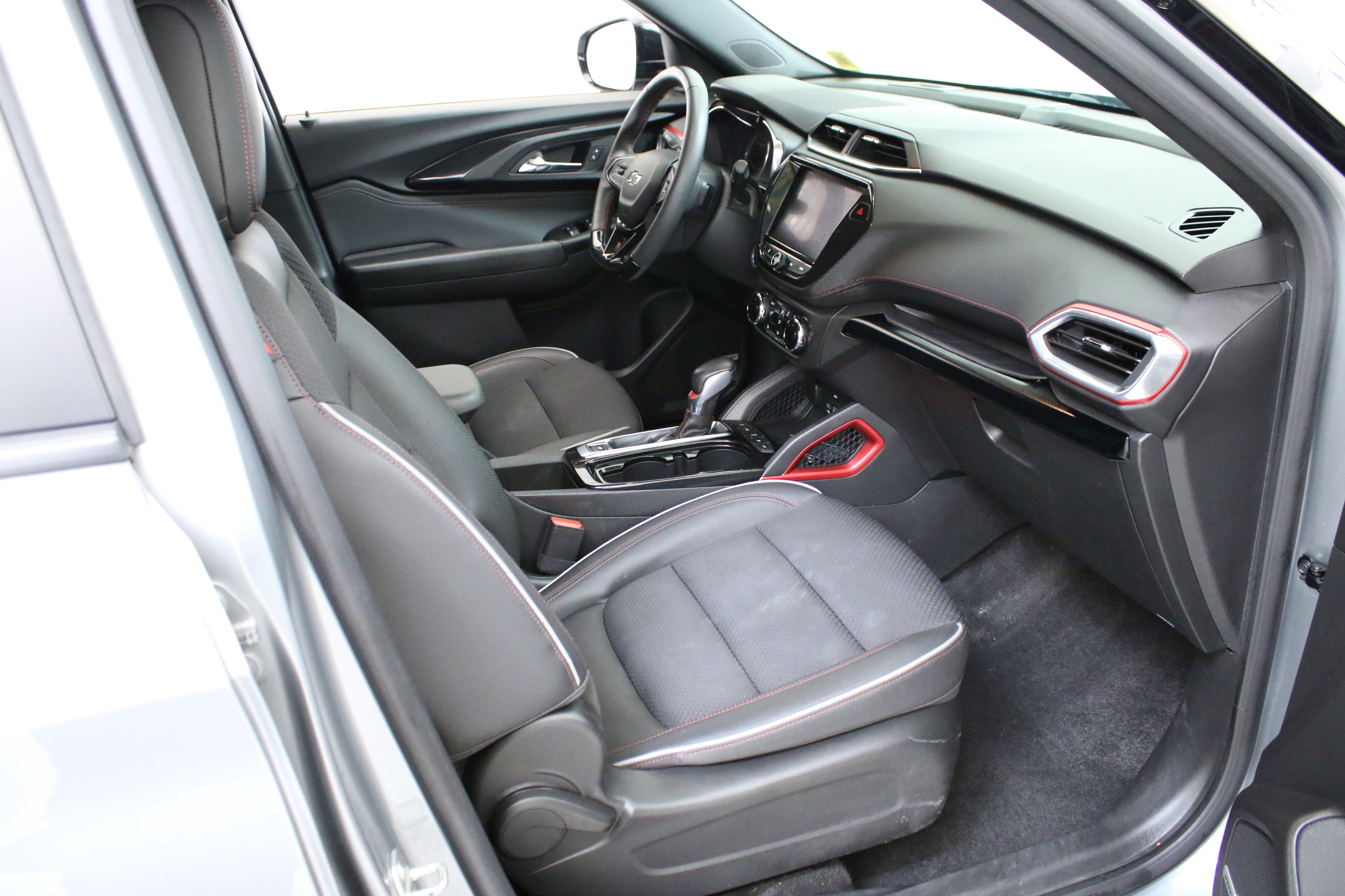 Used 2023 Chevrolet TrailBlazer RS w/ Technology Package image 29