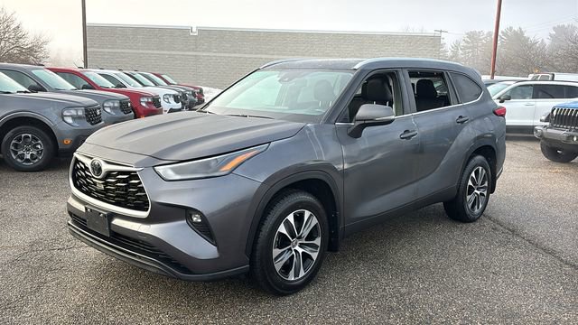 Used 2024 Toyota Highlander XLE image 2