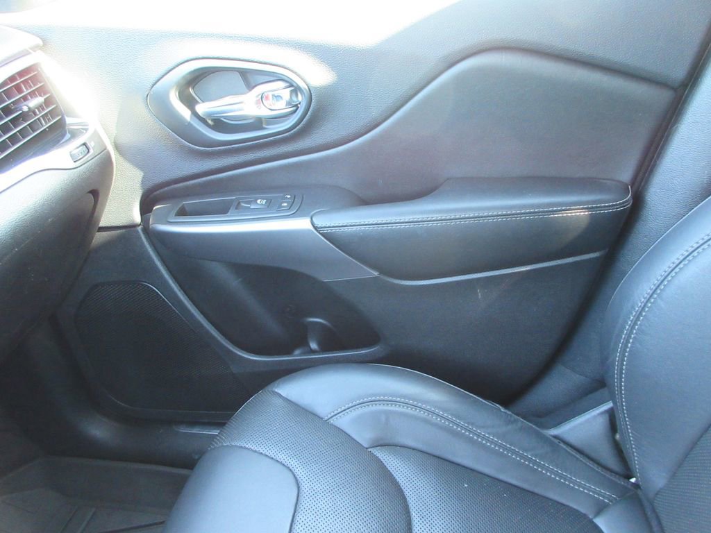 Used 2019 Jeep Cherokee Limited w/ Luxury Group image 39