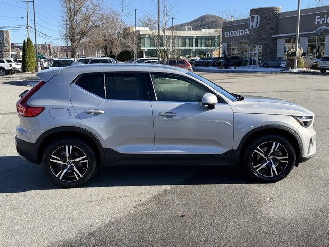 Used 2023 Volvo XC40 B5 Plus image 4