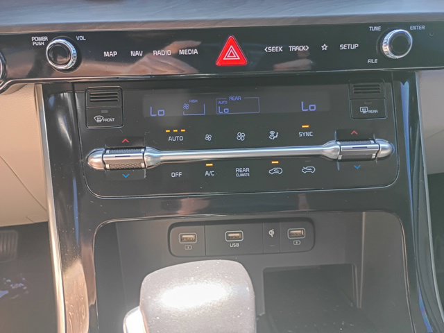 Used 2024 Kia Carnival EX FWD image 18