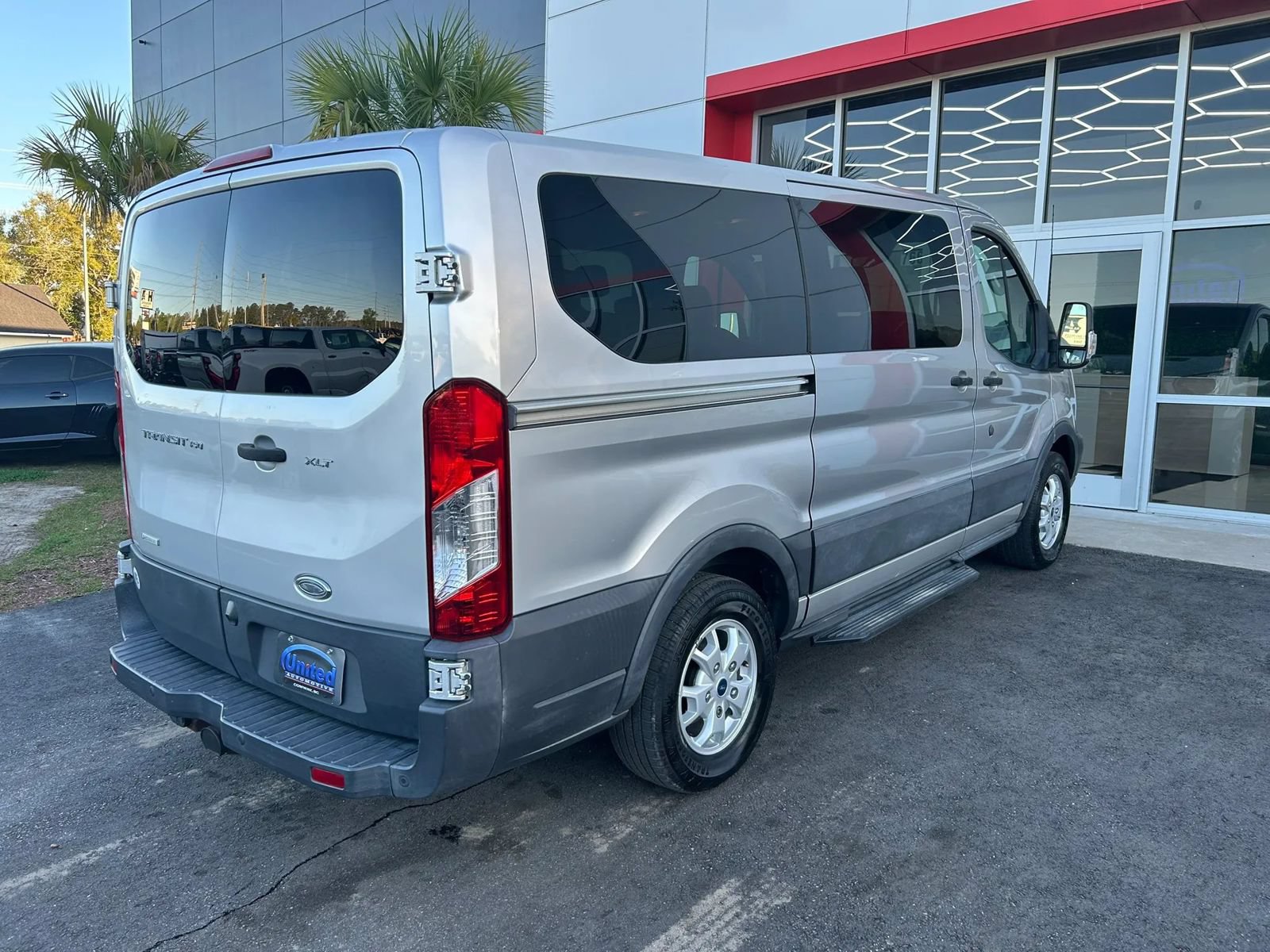 Used 2015 Ford Transit 150 XLT RWD image 4