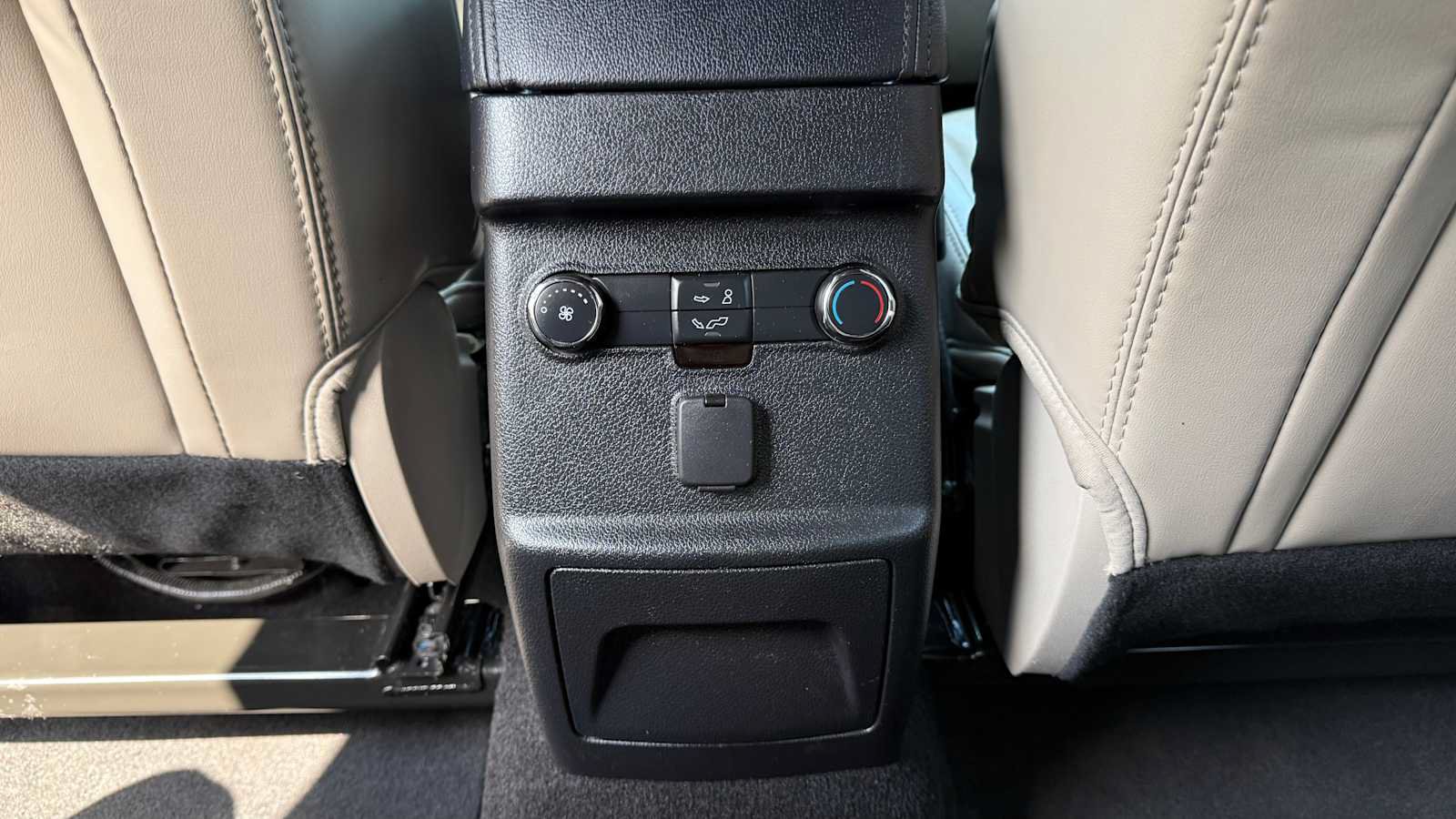 Used 2019 Ford Explorer XLT w/ Equipment Group 202A AWD/4WD image 9