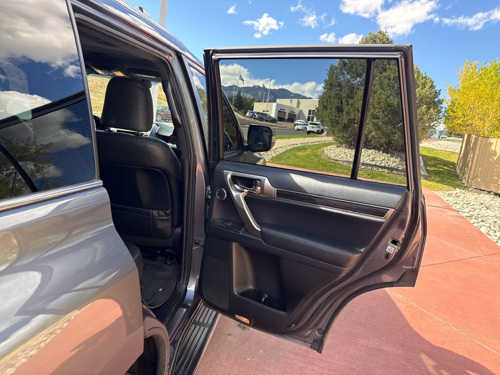 Used 2021 Lexus GX 460 Luxury w/ Sport Design Package AWD/4WD image 22