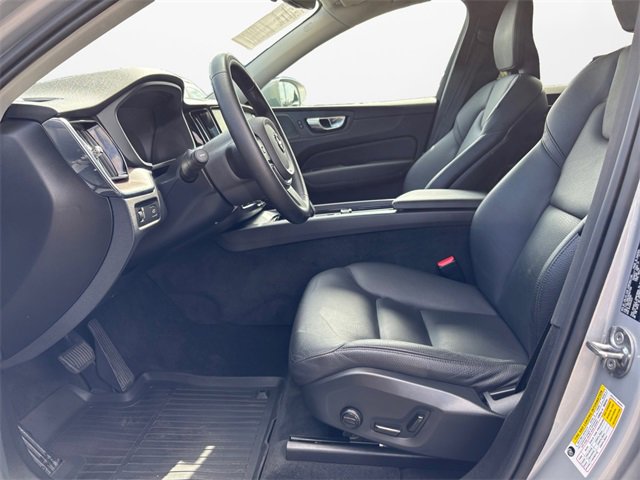 Used 2022 Volvo XC60 B5 Momentum w/ Advanced Package image 9