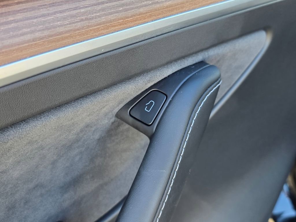 Used 2025 Tesla Model Y Performance image 23