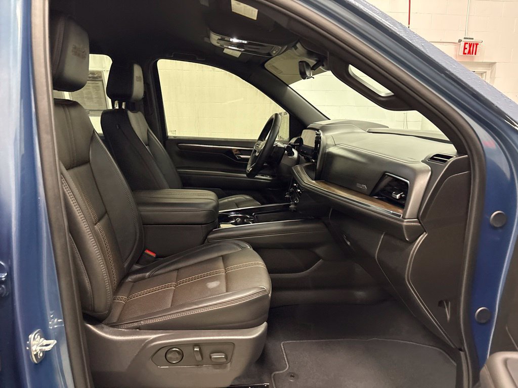 Used 2025 Chevrolet Tahoe High Country AWD/4WD image 34