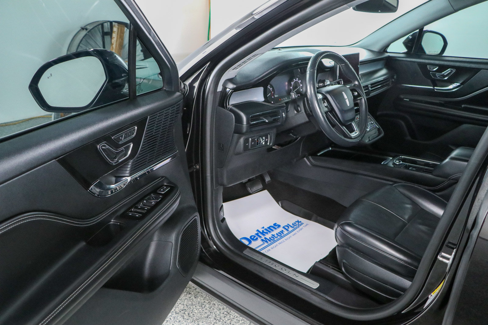 Used 2021 Lincoln Corsair AWD w/ Premium Package image 3