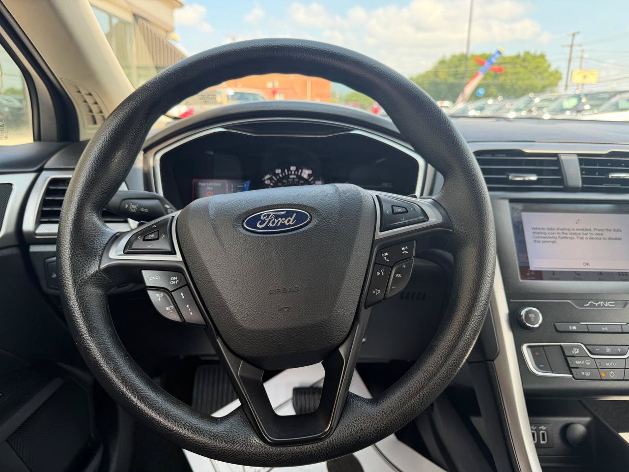 Used 2019 Ford Fusion SE FWD image 14