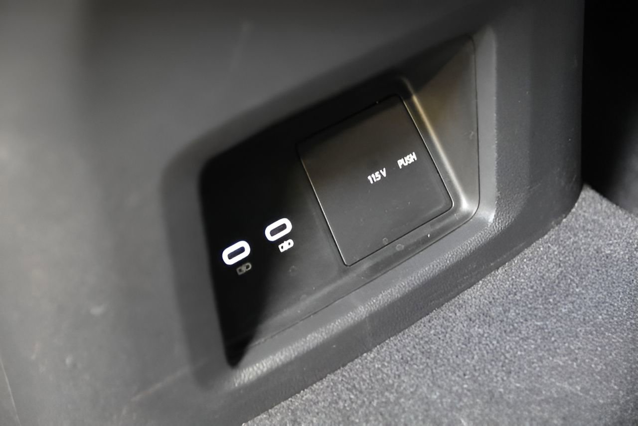 Used 2025 Volkswagen Atlas SE image 36