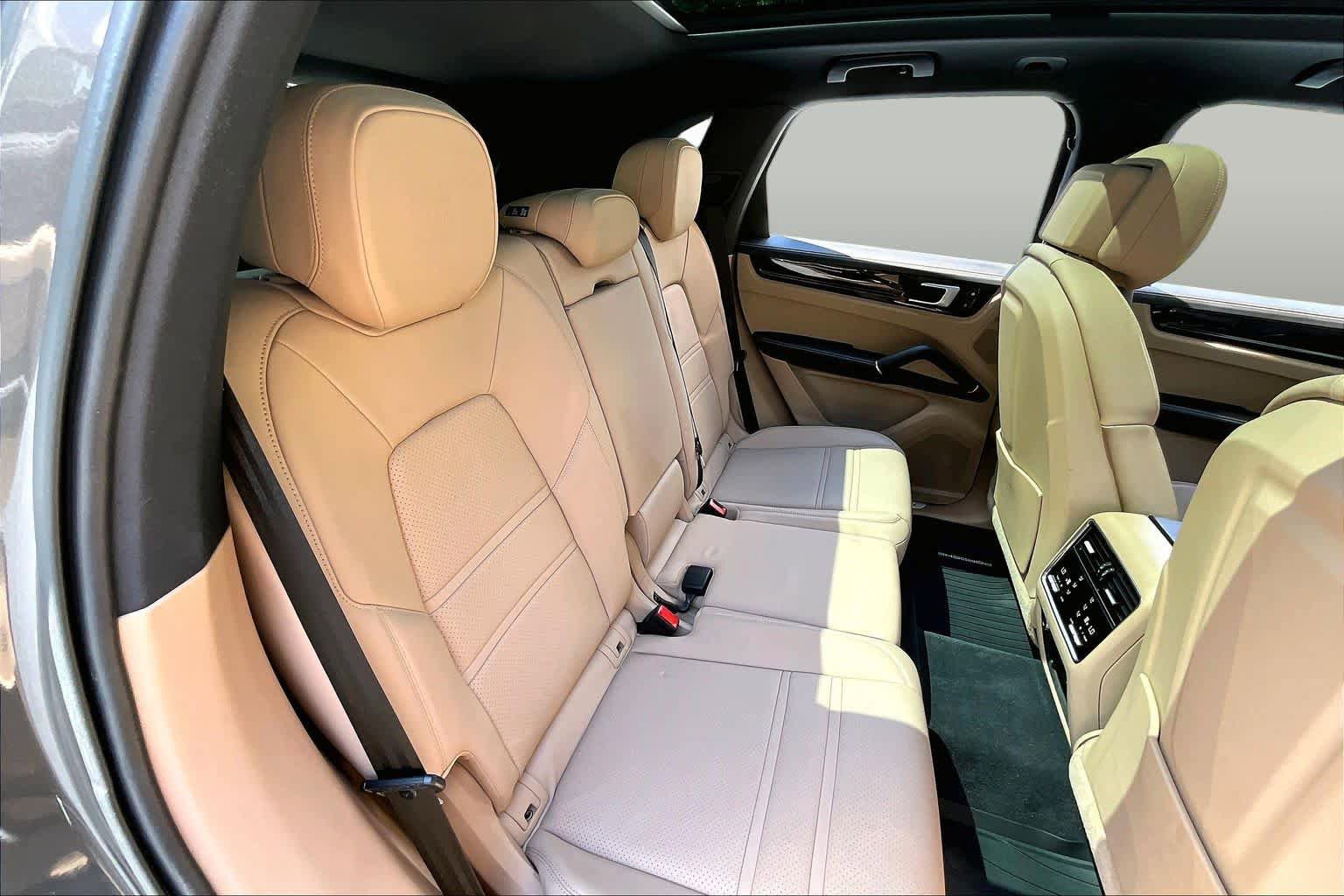 Used 2023 Porsche Cayenne Platinum Edition AWD/4WD image 20