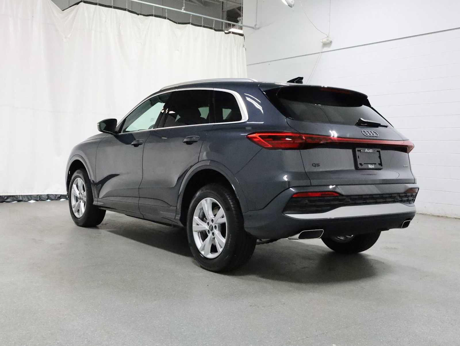 Certified 2025 Audi Q5 Premium AWD/4WD image 3
