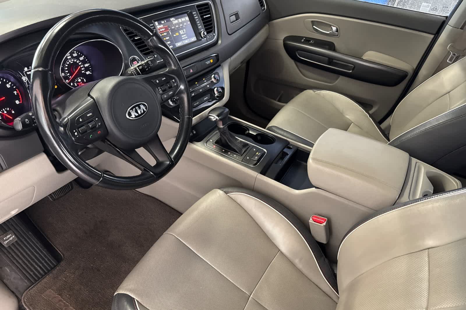 Used 2017 Kia Sedona LX w/ LX Essentials Premium Package FWD image 10