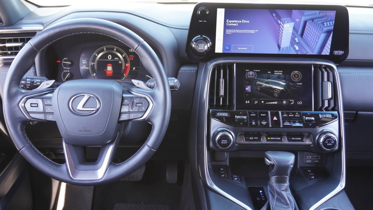 Used 2023 Lexus LX 600 4WD w/ Appearance Package image 31