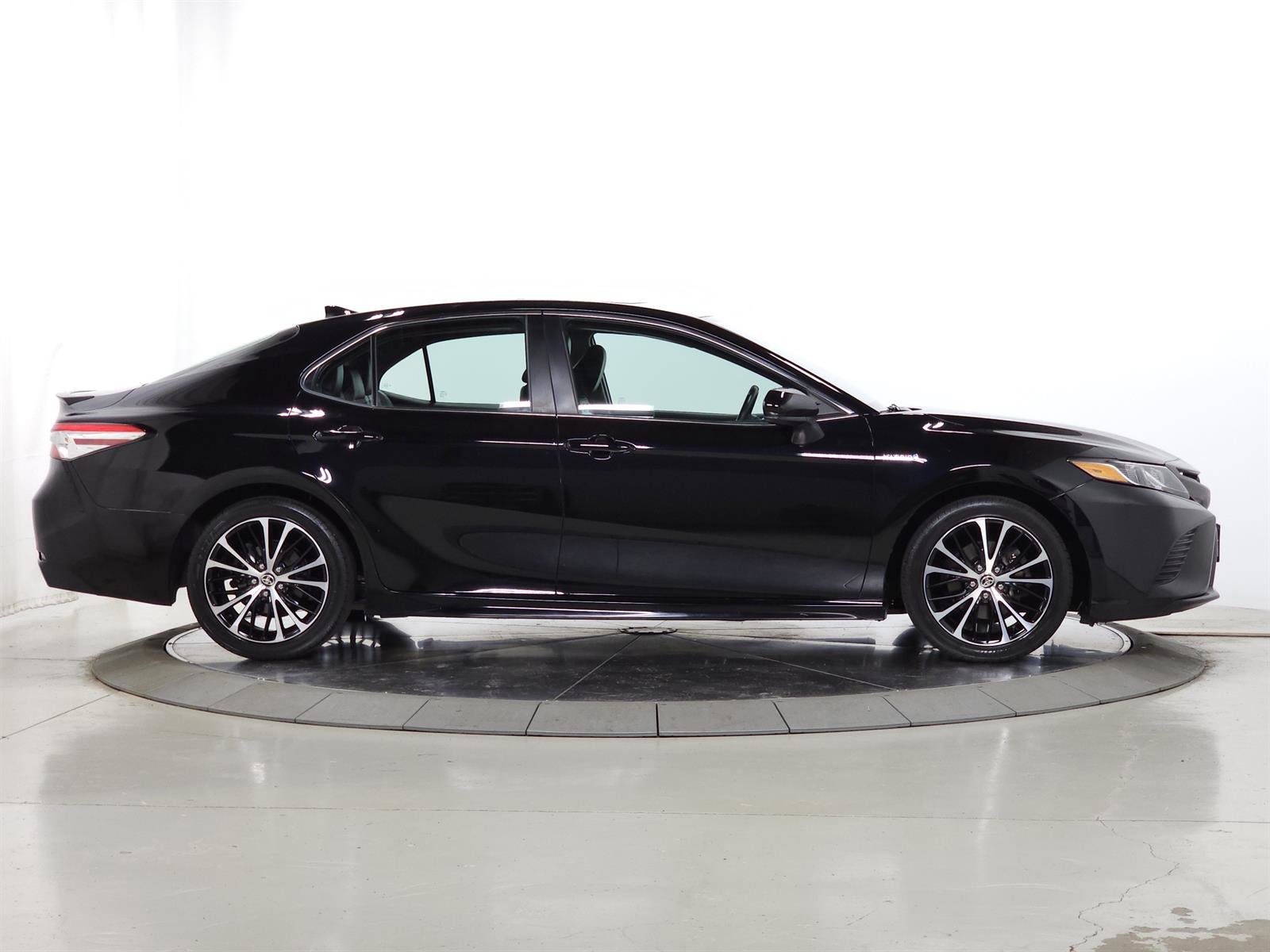 Used 2020 Toyota Camry SE FWD image 9