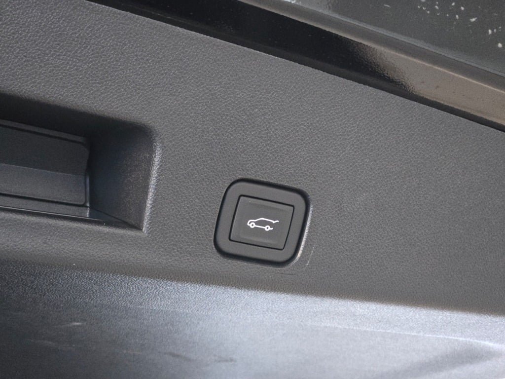Used 2026 Chevrolet Traverse High Country w/ LPO, Floor Liner Package AWD/4WD image 16